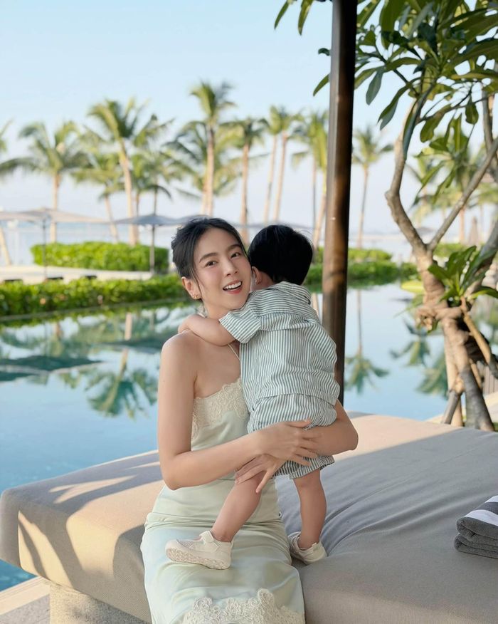 "Đồ đạc rồi sẽ ít dần, em cũng sẽ đỡ quậy hơn, nên tuy là du lịch đổi cảnh chăm con, mẹ vẫn tận hưởng khoảnh khắc đáng yêu này", Mai Ngọc chia sẻ kèm khoảnh khắc xấu hổ của con trai.