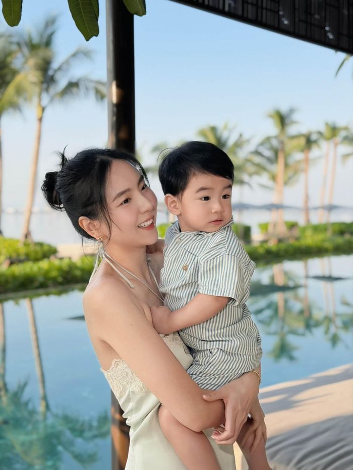 Bé Panda là trái ngọt đầu tiên trong cuộc hôn nhân của Mai Ngọc và ông xã thiếu gia, được mẹ nhận xét là cậu bé thân thiện, đáng yêu và luôn hợp tác trong mọi hoàn cảnh.