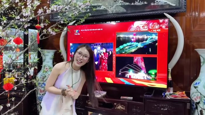 Nữ MC cũng từng tiết lộ trong vlog của mình rằng trong suốt nhiều năm qua, mọi thứ trong nhà gần như không thay đổi. Đặc biệt là những dịp Tết, gia đình Khánh Vy luôn chỉ trang trí theo đúng một phong cách, vị trí của các món đồ cũng không có sự dịch chuyển. Điều này tạo nên một cảm giác quen thuộc, thân thương, dù có đi xa nhưng khi trở về vẫn luôn cảm nhận được sự yêu thương, ấm cúng từ gia đình.