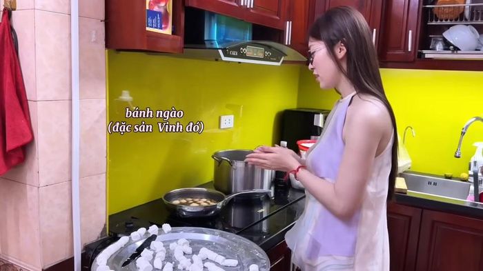 Khu vực bếp lại có cách bài trí đơn giản hơn. Không sử dụng quá nhiều chi tiết cầu kỳ, căn bếp chủ yếu phục vụ việc nấu nướng và sinh hoạt hằng ngày của gia đình. Đây cũng là không gian Khánh Vy thường xuất hiện trong những vlog về chuyện ăn uống, chuẩn bị đồ ăn hoặc những ngày Tết ở quê.