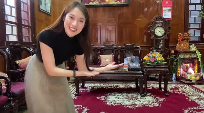 Nhìn tổng thể, căn nhà Nghệ An không gây chú ý bởi những món đồ đắt tiền hay thiết kế hào nhoáng. Điểm đáng chú ý nằm ở cách không gian này giữ được những nét quen thuộc của một căn nhà, từ khoảng sân rộng, nội thất gỗ cho đến những món đồ trang trí và ảnh kỷ niệm.