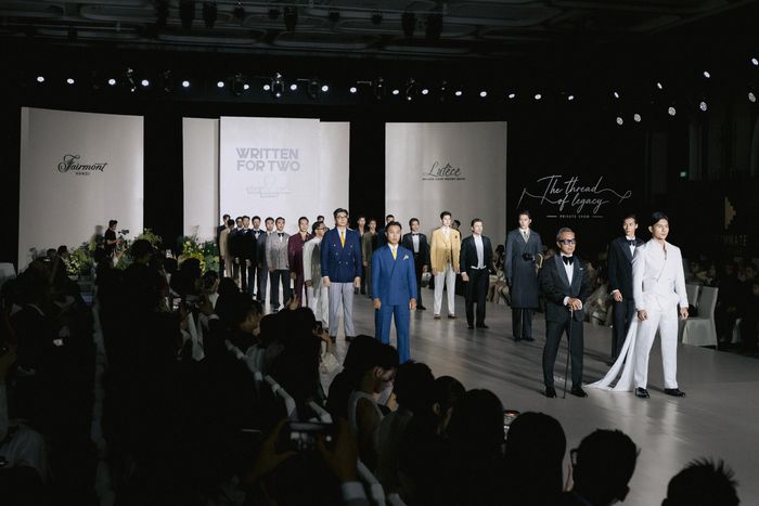 Bộ sưu tập không đi theo cách trình diễn những bộ suit riêng lẻ, mà được xây dựng theo từng thời điểm trong hành trình cưới của một chú rể hiện đại.