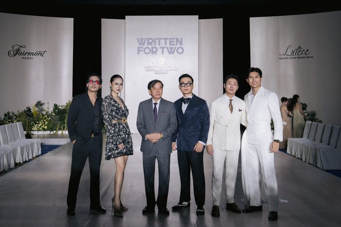NTK Văn Hoàn và bố cùng các khách mời của chương trình gồm: MC Anh Tuấn, ca sĩ Vũ Hạnh Nguyên, nhạc sĩ Dương Trường Giang