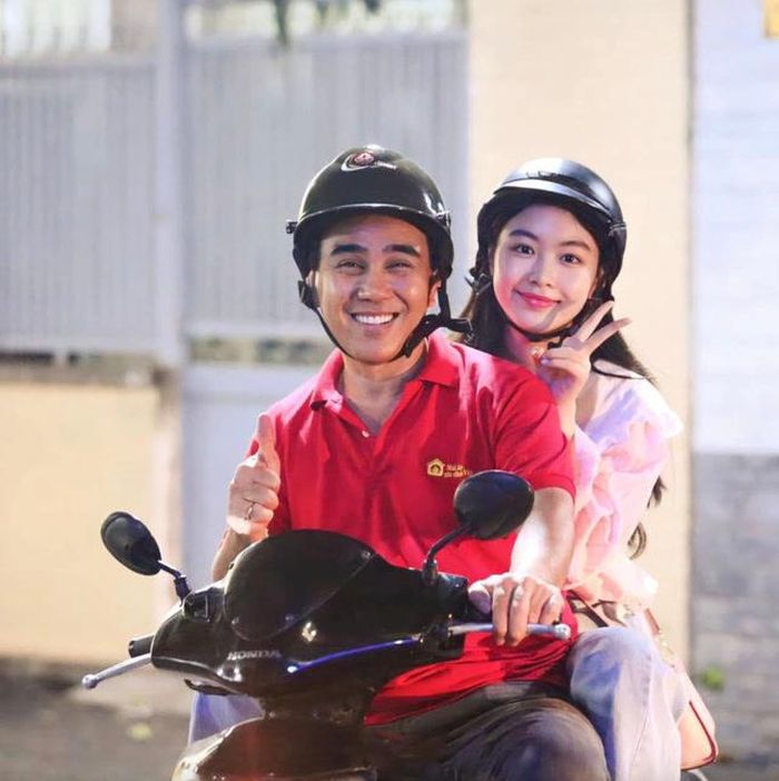 Lọ Lem cũng có khoảnh khắc ngồi sau xe máy của ba gây sốt MXH (Ảnh: FBNV)