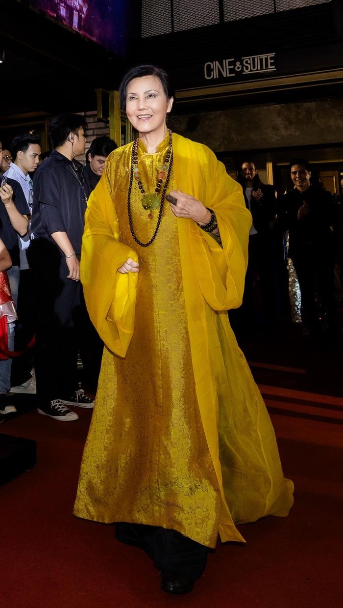 Lê Phương cùng nhiều nghệ sĩ Việt đến dự buổi chiếu phim và chúc mừng nghệ sĩ Kiều Chinh. 