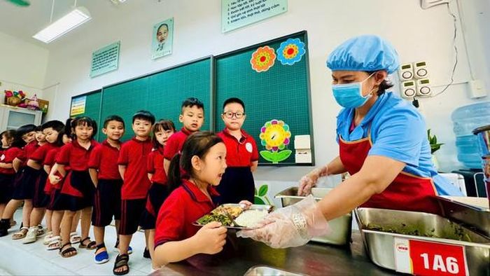 Người đứng đầu cơ sở giáo dục phải chịu hoàn toàn trách nhiệm trong việc tổ chức, quản lý, kiểm tra và giám sát bữa ăn bán trú tại đơn vị.