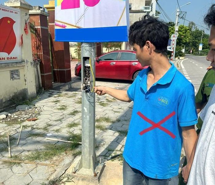 Đối tượng Nguyễn Thanh Tuyền cắt phá dây điện 22 cột đèn - Ảnh: CAHP