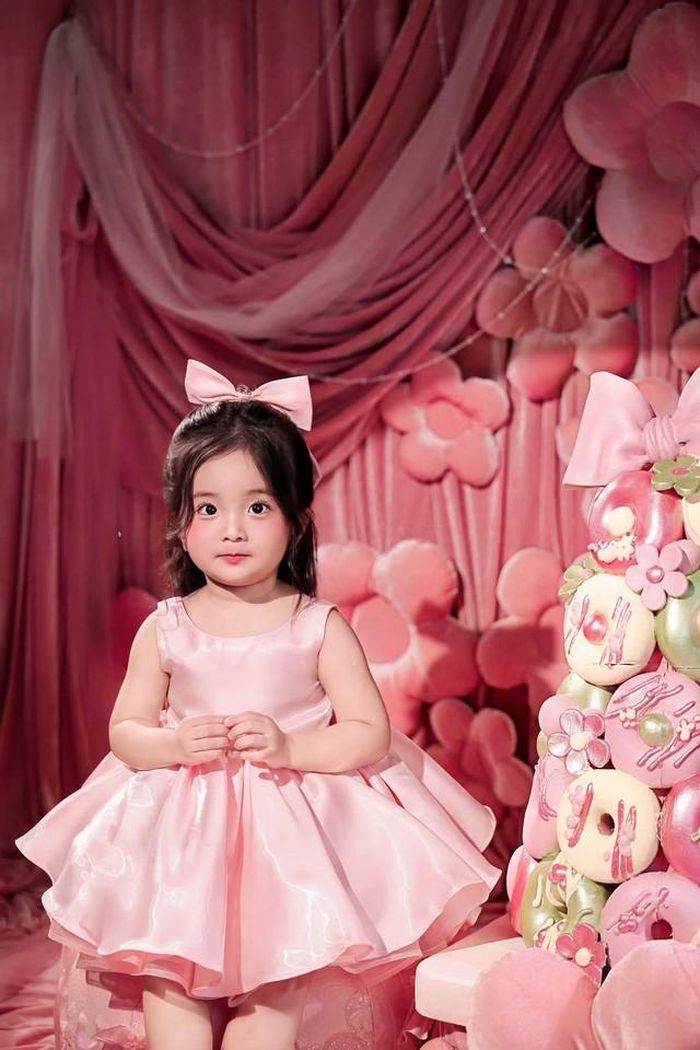 Đi kèm dòng chúc mừng sinh nhật, Khánh Thi chia sẻ hình ảnh bé Lisa với những khoảnh khắc xinh xắn, đáng yêu như búp bê phiên bản đời thực.