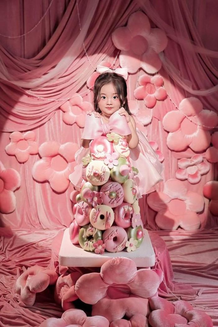 Trong gia đình, Lisa là em út nên nhận được nhiều tình cảm từ bố mẹ và các anh chị. Qua những hình ảnh được chia sẻ, cô bé thường xuất hiện với vẻ hồn nhiên, tinh nghịch đúng lứa tuổi.