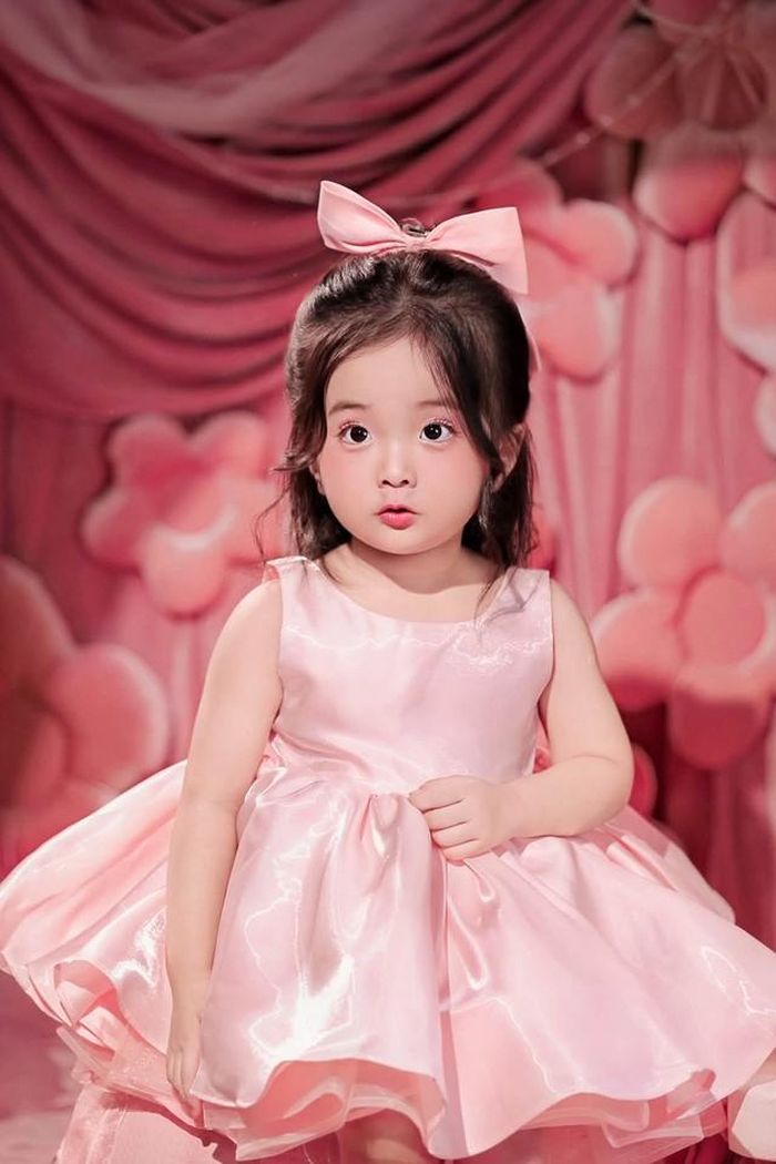 Không chỉ được bố mẹ chăm sóc, Lisa còn có hai người anh luôn đồng hành trong cuộc sống. Sự xuất hiện của ba anh em tạo nên những khoảnh khắc gia đình vui vẻ, ấm áp.