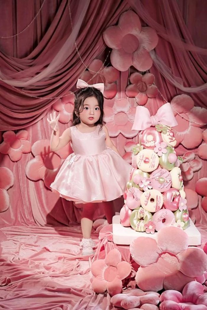 Khánh Thi từng chia sẻ, nhiều hình ảnh các con cùng học tập, vui chơi và tham gia những hoạt động thường ngày. Qua đó có thể thấy nữ kiện tướng dancesport luôn dành nhiều thời gian để đồng hành cùng các con, dù công việc của cô khá bận rộn.