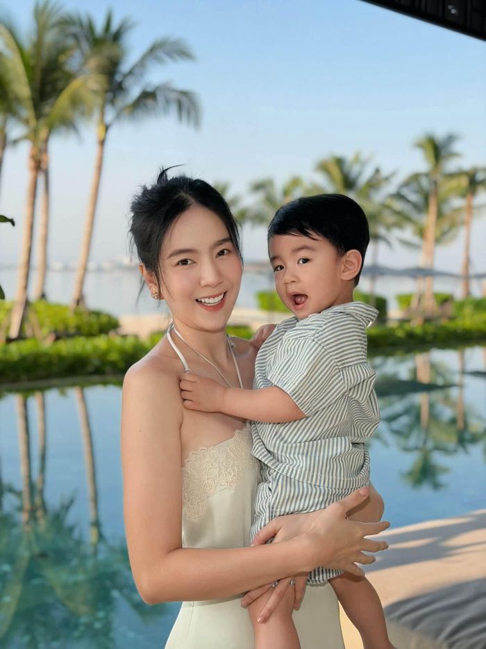 MC Mai Ngọc đang có chuyến nghỉ dưỡng tại Hạ Long (Quảng Ninh) cùng gia đình. Đây cũng là chuyến đi chơi đầu tiên của con trai cô sau 16 tháng chào đời.