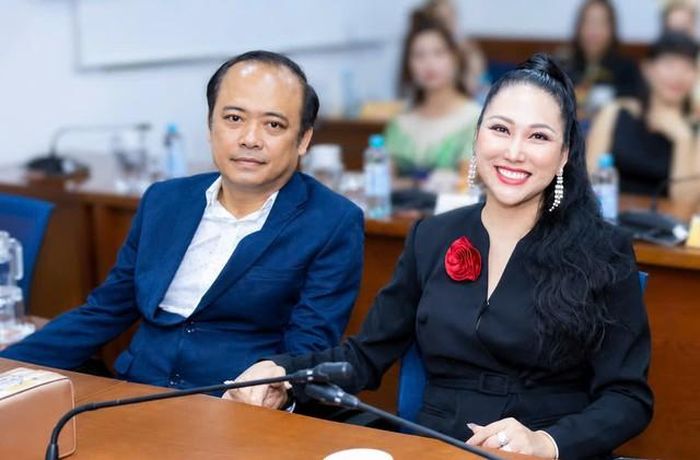Sau những đổ vỡ, Phi Thanh Vân hạnh phúc nắm tay "nửa kia" - doanh nhân Trần Chí Phú. Cô cho biết nửa kia là người luôn lắng nghe, thấu hiểu và đồng hành với cô trong cuộc sống và sự nghiệp. 