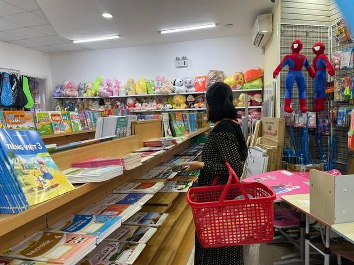 Dù đã vào năm học nhưng vẫn còn có phụ huynh tìm sách học cho con. Ảnh: Thùy Dung