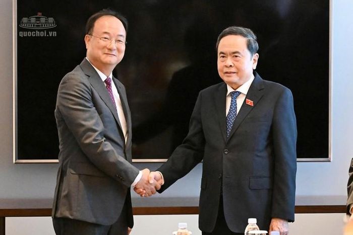 Chủ tịch Quốc hội Trần Thanh Mẫn tiếp Ông Moon Hyuk-soo, Giám đốc điều hành LG Innotek. Ảnh: Media Quốc hội
