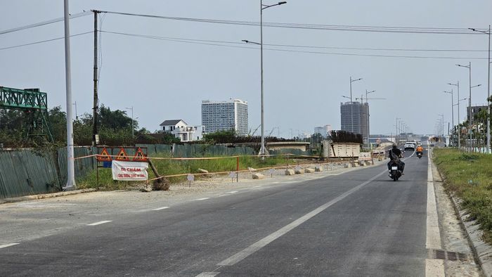 Hạng mục xây dựng tuyến đường dài 100m nối 2 khu A và B đô thị mới An Vân Dương (cầu qua sông Như Ý) dang dở. Ảnh: H.D.