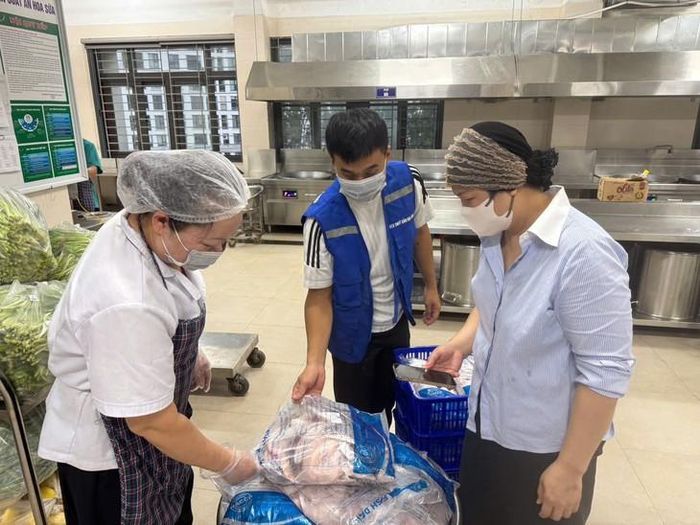 Công tác kiểm tra, đối soát và xác minh nguồn gốc thực phẩm đầu ngày được thực hiện nghiêm túc, chặt chẽ tại khu vực tiếp nhận. Ảnh: HB