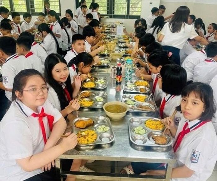 Bữa ăn bán trú đầy đủ dinh dưỡng, nóng hổi giúp học sinh Trường THCS Giảng Võ hào hứng, sớm bắt nhịp thói quen sinh hoạt tại trường. Ảnh: HB