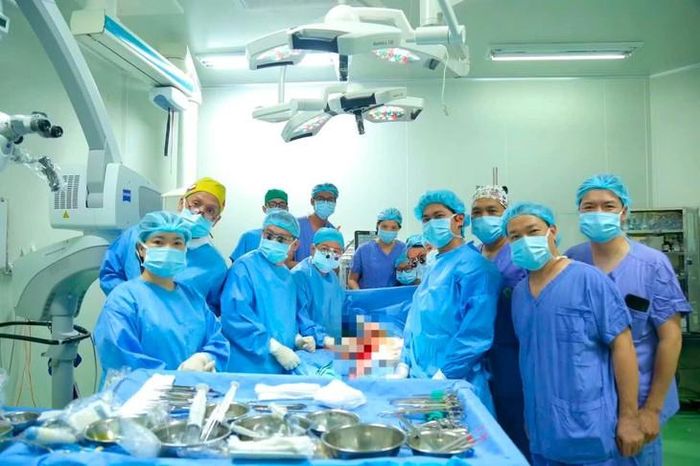 Tập thể kíp phẫu thuật Ngoại khoa trong một ca mổ, nơi các bác sĩ nội trú được tôi luyện bản lĩnh, tinh thần đồng đội và giữ trọn y đức.