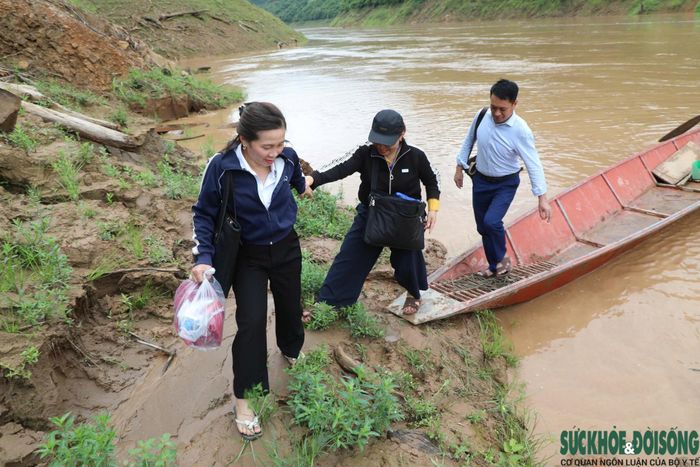 Đường vào bản Piêng Luống, xã Nhôn Mai còn nhiều đoạn cách trở, phải vượt sông mới đến được bản. Ảnh: Song Hoàng.