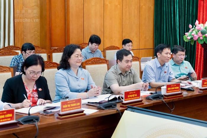 Các thành viên Đoàn giám sát tại cuộc làm việc. Ảnh: Media Quốc hội