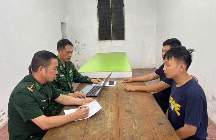 Đối tượng XU ZHUO TAO (Hứa Trác Thao) tại Đồn Biên phòng cửa khẩu quốc tế Móng Cái. Ảnh: BPQN