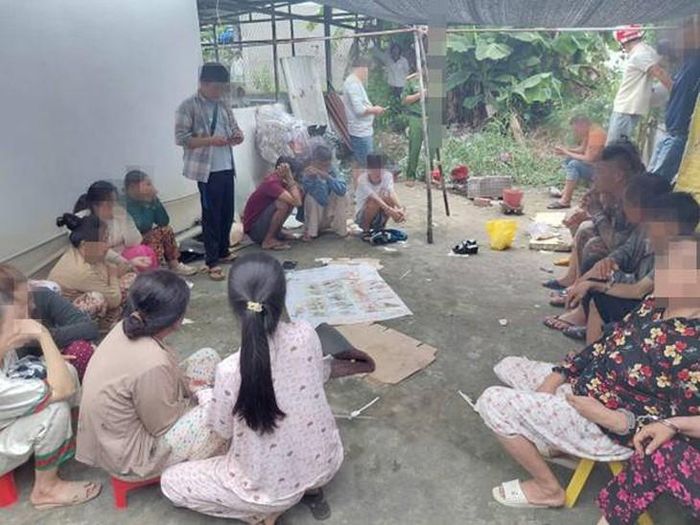 Hiện trường nơi các đối tượng tham gia đánh bạc. Ảnh: Công an tỉnh An Giang.