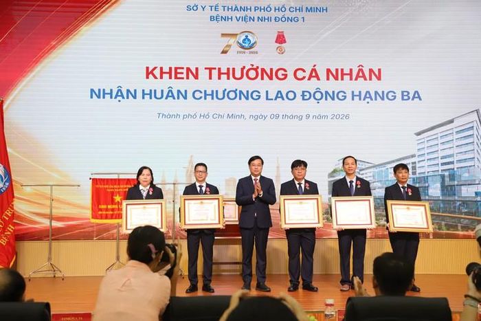 Bệnh viện và các cá nhân nhận cờ truyền thống của UBND TPHCM và Huân chương Lao động Ảnh: P.Thương.