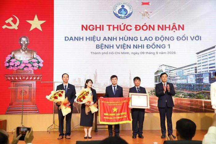 Đại diện Bệnh viện Nhi đồng 1 nhận danh hiệu Anh hùng Lao động. Ảnh: P.Thương.