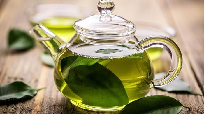 Uống trà xanh không đường vào buổi chiều có thể hỗ trợ kiểm soát đường huyết hiệu quả nhờ các chất chống oxy hóa giúp làm chậm quá trình hấp thu đường vào máu. Ảnh minh họa AI