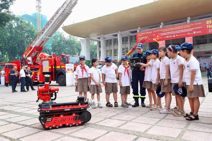 Tại Triển lãm quốc tế về kỹ thuật, phương tiện phòng cháy, chữa cháy và cứu nạn, cứu hộ năm 2026, nhiều người dân, đặc biệt là đối tượng học sinh, hào hứng tham gia các hoạt động trải nghiệm thực tế. (Ảnh C.T.)