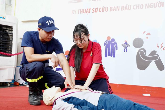 Học sinh Nguyễn Diệu Linh (trú tại Hà Nội) chia sẻ bản thân rất thích thú khi được trực tiếp tham gia các hoạt động trải nghiệm tại triển lãm. Linh mong muốn những chương trình như vậy được tổ chức thường xuyên hơn để người dân có thêm cơ hội tìm hiểu và thực hành các kỹ năng PCCC, CNCH. (Ảnh C.T.)