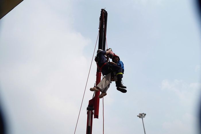 Các bạn nhỏ được tìm hiểu cách sử dụng một số phương tiện, thiết bị chuyên dụng và những kỹ năng cơ bản liên quan đến phòng cháy, chữa cháy, cứu nạn, cứu hộ. (Ảnh C.T.)
