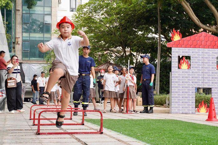Thông qua các hoạt động trải nghiệm trực tiếp, triển lãm hướng tới giúp người dân, đặc biệt là học sinh và trẻ nhỏ, hiểu rõ hơn về công tác phòng cháy, chữa cháy và cứu nạn, cứu hộ. (Ảnh C.T.)