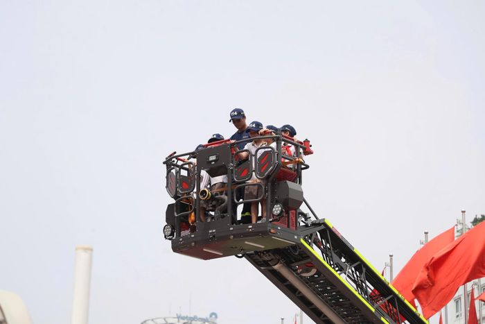 Được xe thang đưa lên cao cũng là một trong những trải nghiệm được nhiều người mong chờ. Khu vực trải nghiệm xe thang luôn đông người, đặc biệt là các em nhỏ háo hức xếp hàng chờ đến lượt. (Ảnh C.T.)