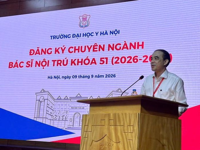 GS.TS Nguyễn Hữu Tú - Hiệu trưởng, Chủ tịch Hội đồng Tuyển sinh Sau đại học Trường Đại học Y Hà Nội phát biểu định hướng và dặn dò các tân bác sĩ nội trú khóa 51.