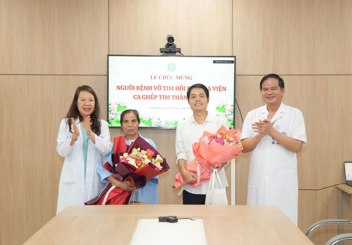 Giám đốc Đào Xuân Cơ và Viện trưởng Viện Tim mạch Nguyễn Thị Thu Hoài tặng hoa chúc mừng 2 bệnh nhân.  Ảnh: Thành Dương