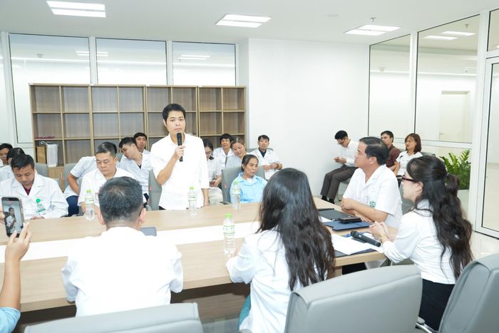 Nam bệnh nhân nói lời tri ân người hiến tạng, gia đình người hiến tạng và tập thể các y bác sĩ đã mang đến sức khoẻ cho anh. Ảnh: Thái Bình