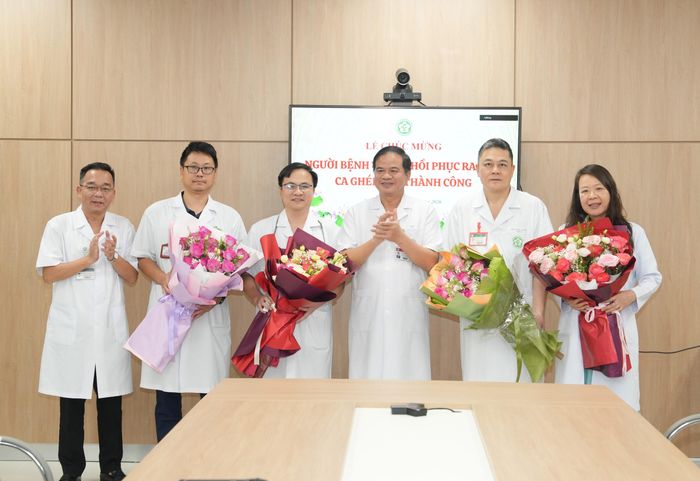 PGS.TS Đào Xuân Cơ tặng hoa chúc mừng các y bác sĩ đại diện ê kip thầy thuốc.  Ảnh Thành Dương