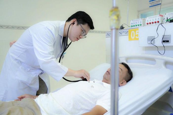 Bệnh nhân ngã quỵ, ngưng tim khi đang ăn. Ảnh: BVCC.