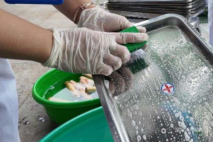 Dụng cụ được vệ sinh kỹ trước và sau khi sử dụng. Ảnh: Tuấn Anh
