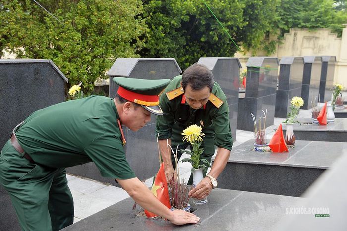 Cán bộ, cựu chiến binh thắp hương tại phần mộ. Ảnh: Tuấn Anh