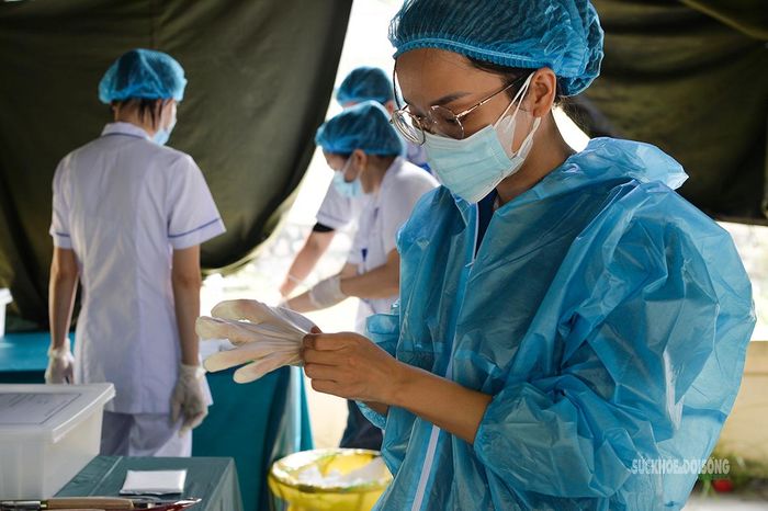 Đội pháp y chuẩn bị bảo hộ trước khi tiếp nhận và lấy mẫu. Ảnh: Tuấn Anh