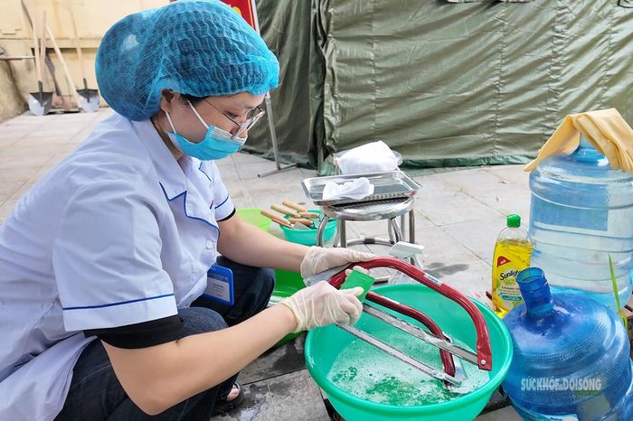 Thiết bị chuyên môn được làm sạch để bảo đảm yêu cầu lấy mẫu. Ảnh: Tuấn Anh