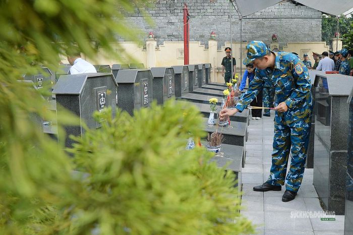 Chiến sĩ phòng không - không quân thắp hương trong khu mộ. Ảnh: Tuấn Anh