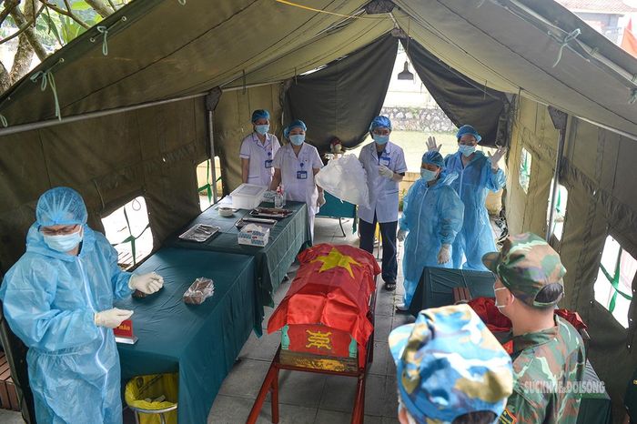 Khâu tiếp nhận, lấy mẫu và bàn giao được thực hiện trong khu vực riêng biệt. Ảnh: Tuấn Anh
