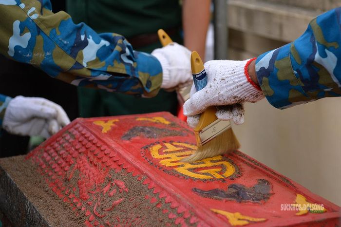 Tiểu hài cốt được vệ sinh trước khi chuyển sang khu vực pháp y. Ảnh: Tuấn Anh