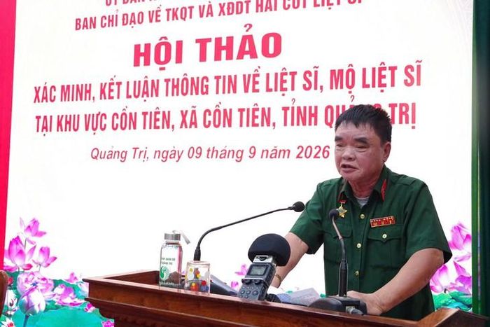 Nhân chứng trình bày thông tin liên quan đến việc chôn cất liệt sĩ hy sinh trong trận đánh ngày 8/5/1967 tại Cồn Tiên. Ảnh: Xuân Diện.