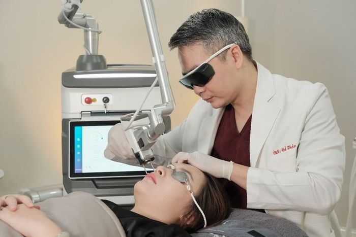 Thao tác điều trị vi điểm với hệ thống Youlaser MT nhằm kích thích tăng sinh vi tuần hoàn quanh nang tóc.