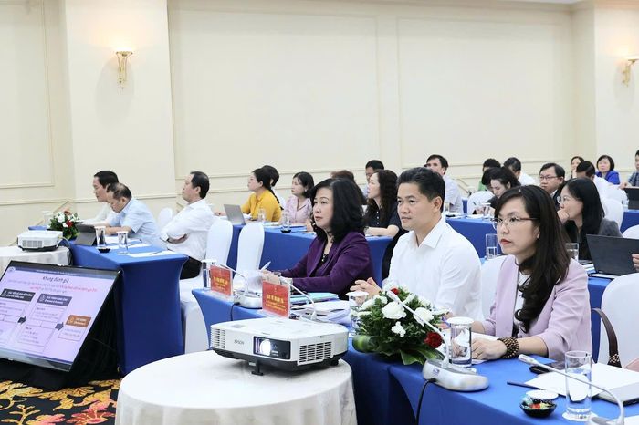 Bộ trưởng Bộ Y tế Đào Hồng Lan, Thứ trưởng Thường trực Bộ Y tế Vũ Mạnh Hà và các đại biểu tại điểm cầu Hà Nội. Ảnh: Trần Minh